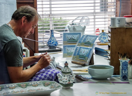 Delft artist painting a tulipvase pyramid